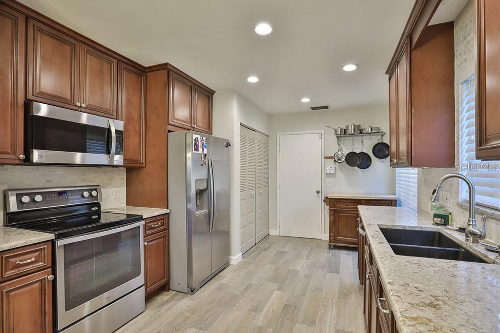 Image 3 of 6 For 7920 George Washington Lane