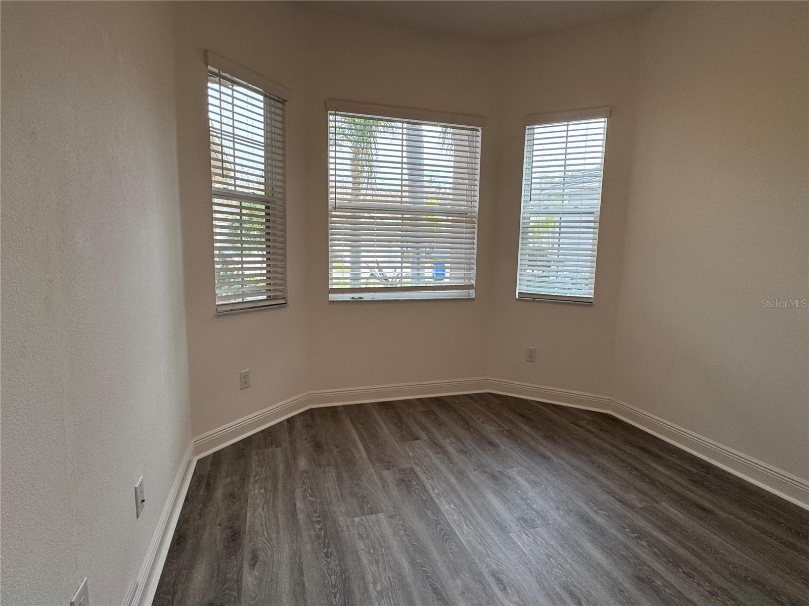 Image 33 of 55 For 31045 Lindentree Drive