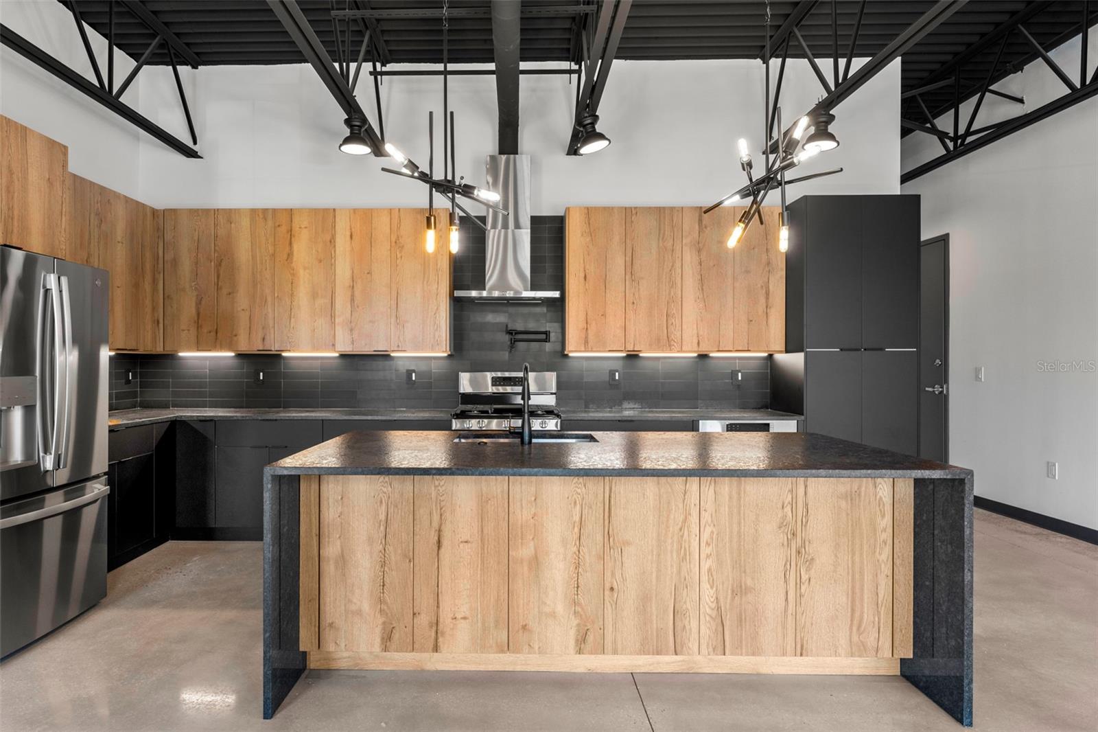 Image 14 of 28 For 902 Curtis Street 1