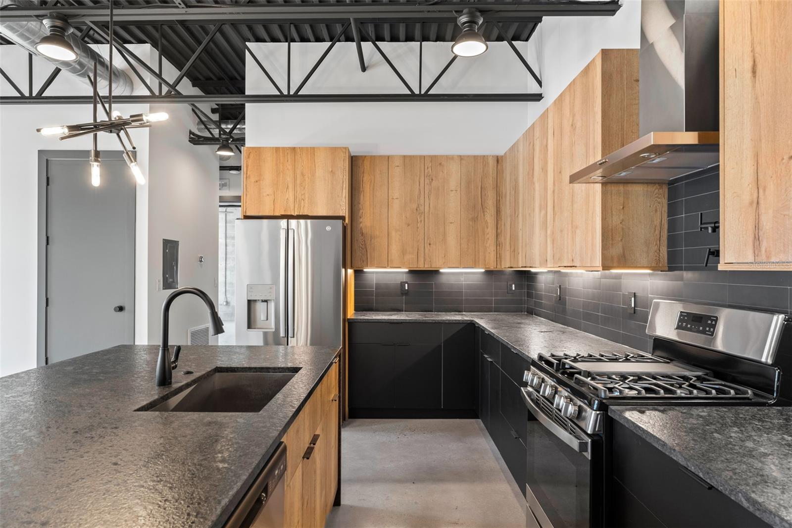 Image 15 of 28 For 902 Curtis Street 1