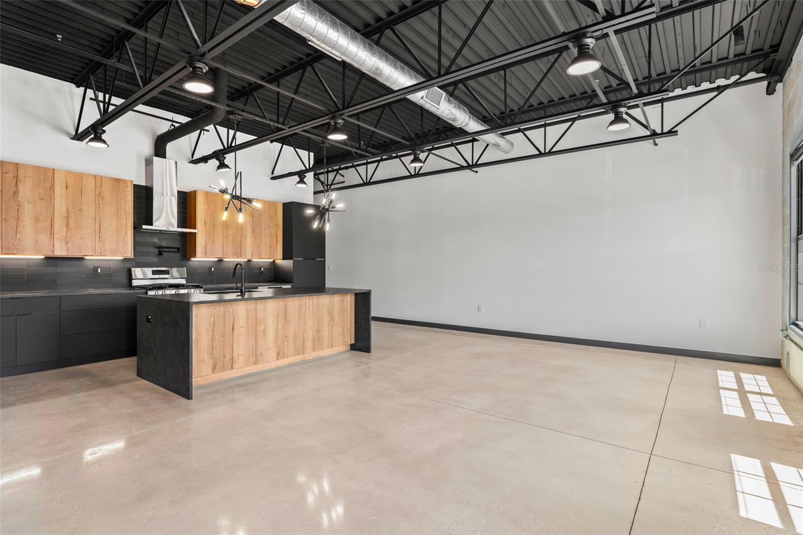 Image 17 of 28 For 902 Curtis Street 1