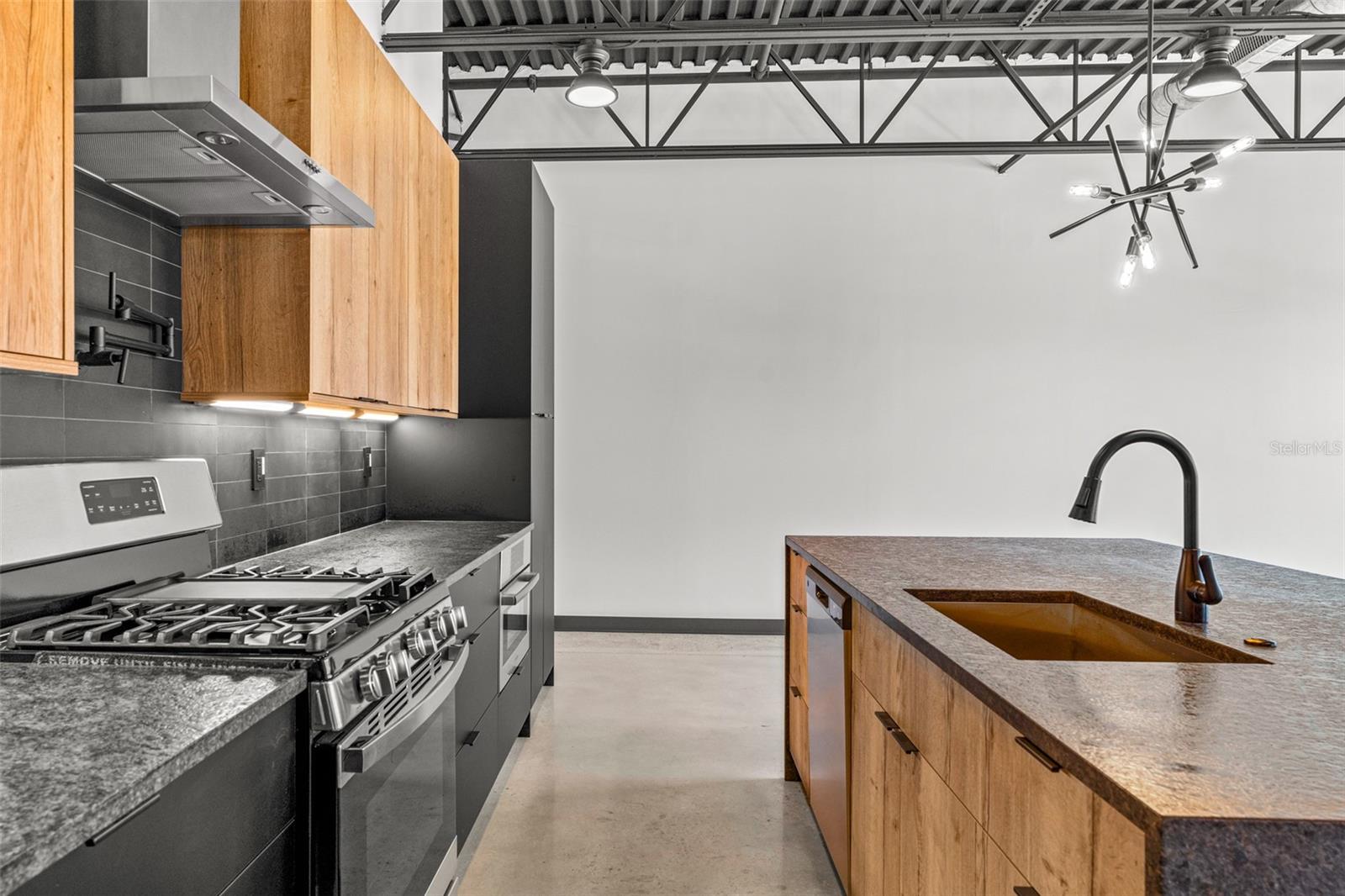 Image 18 of 28 For 902 Curtis Street 1