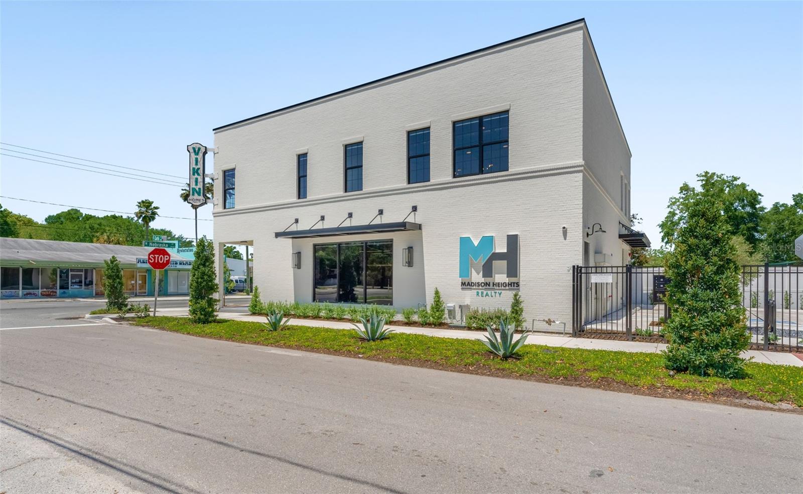 Image 4 of 28 For 902 Curtis Street 1