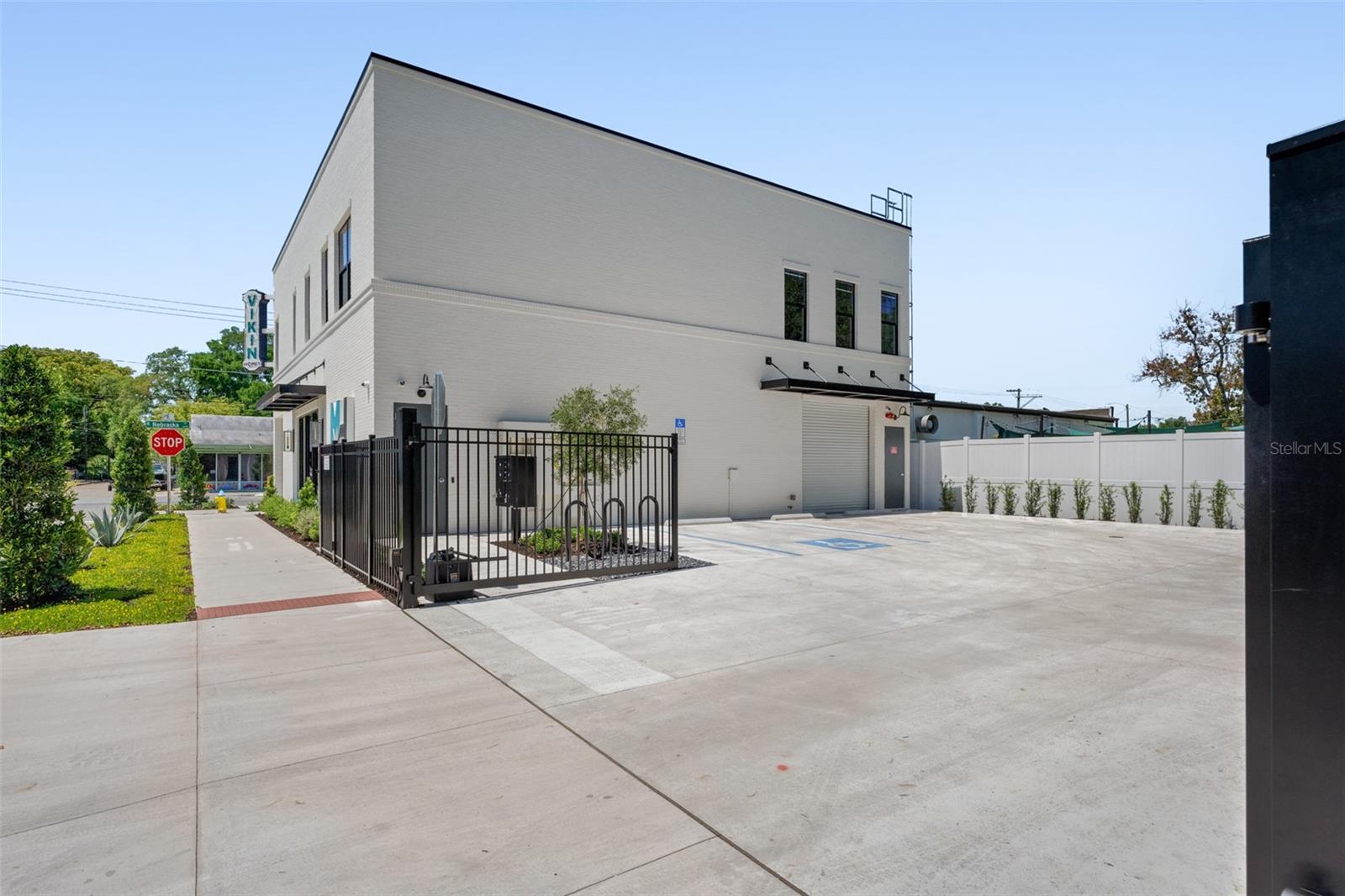 Image 7 of 28 For 902 Curtis Street 1