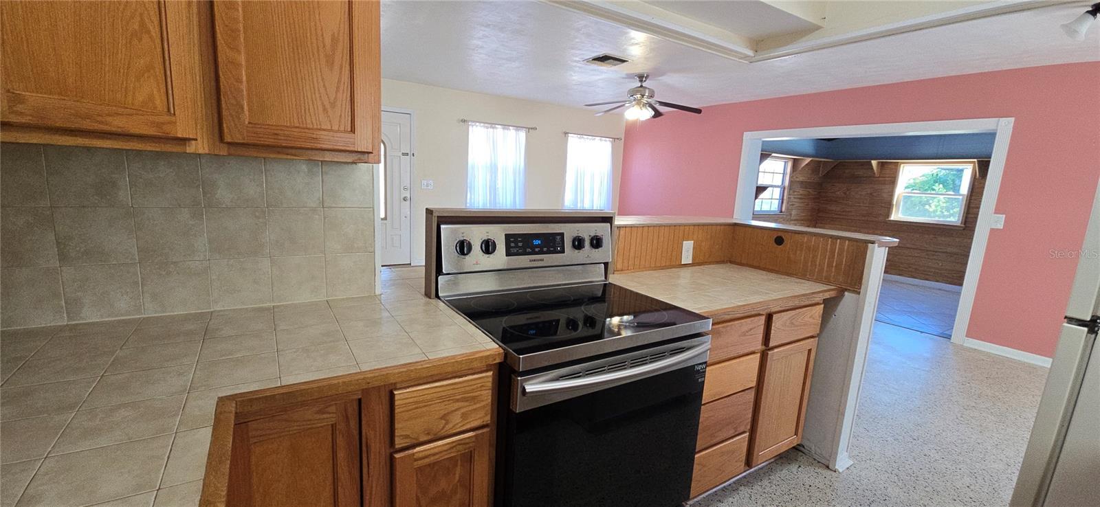 Listing photo id 13 for 6368 Spring Hill Drive