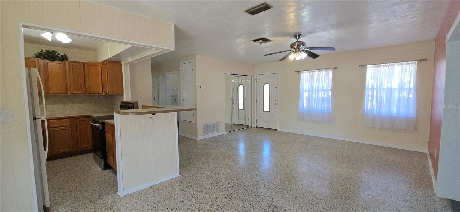 Listing photo id 15 for 6368 Spring Hill Drive