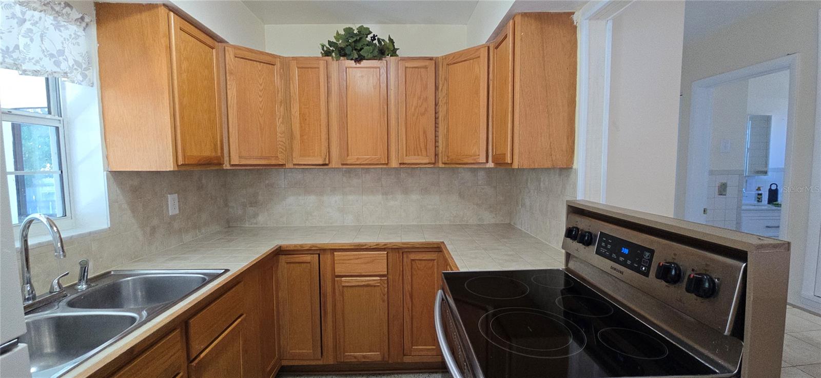 Listing photo id 5 for 6368 Spring Hill Drive