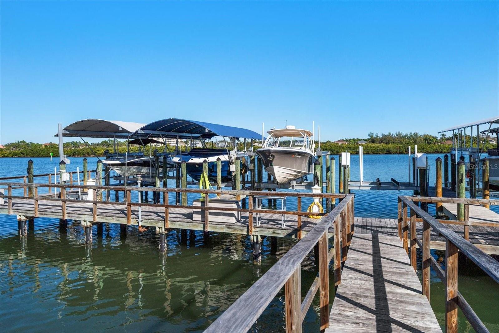 Image 32 of 46 For 19519 Gulf Boulevard 602