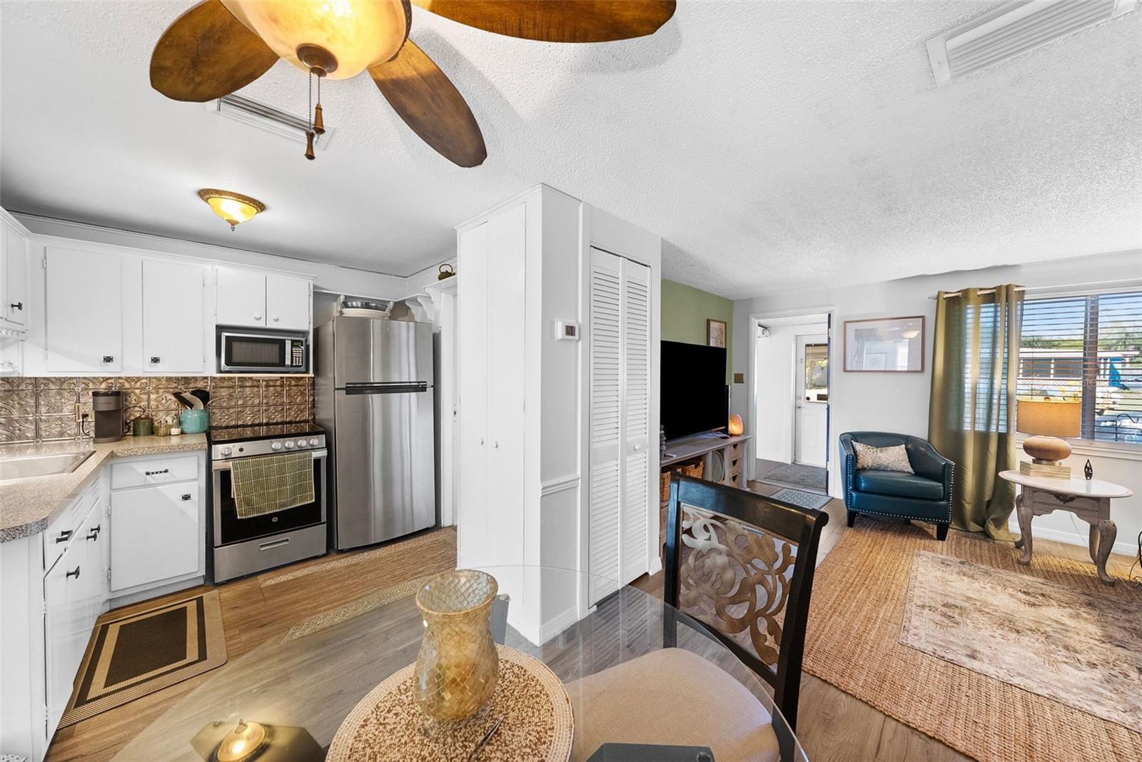 Listing photo id 10 for 10462 116th Avenue