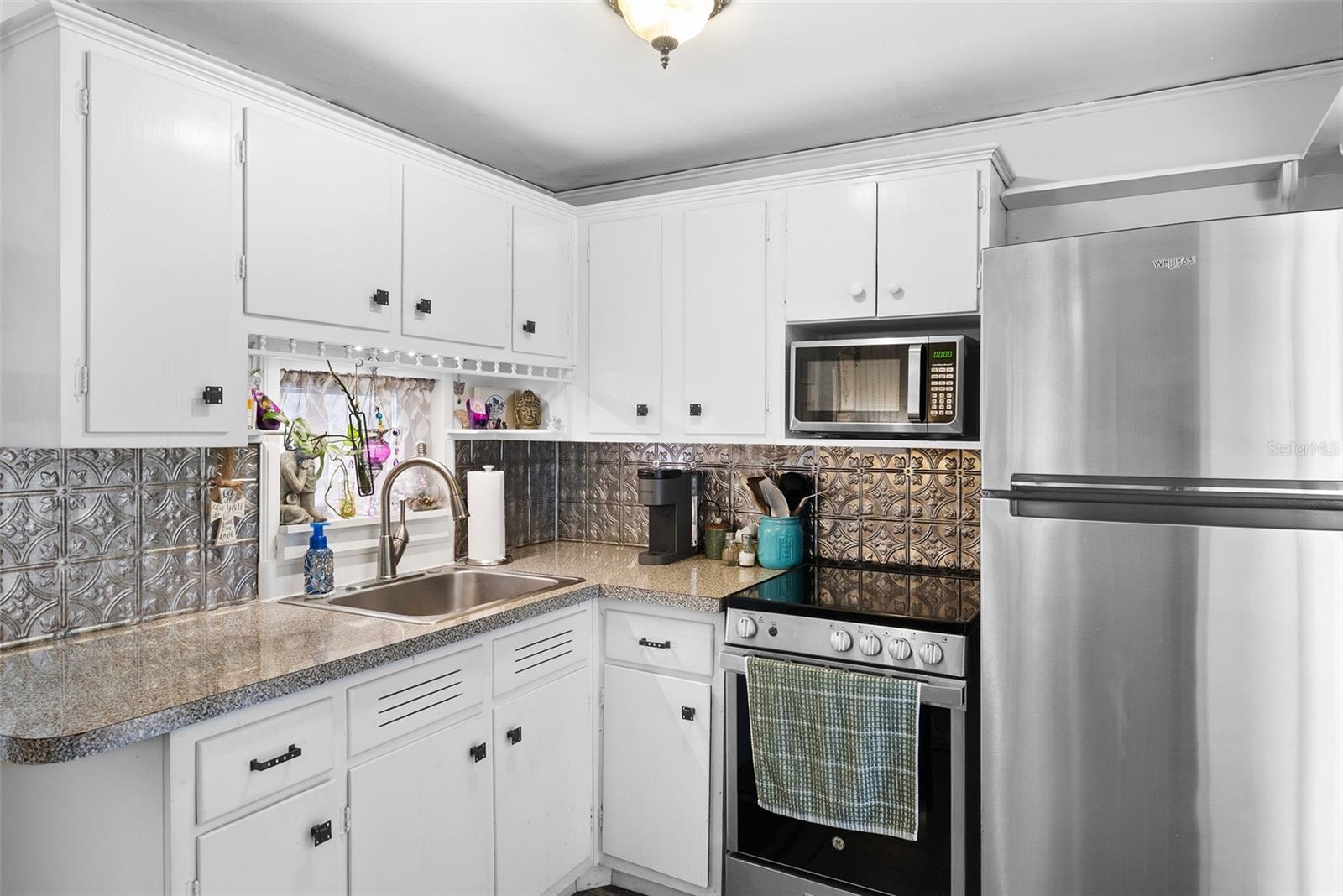 Listing photo id 11 for 10462 116th Avenue