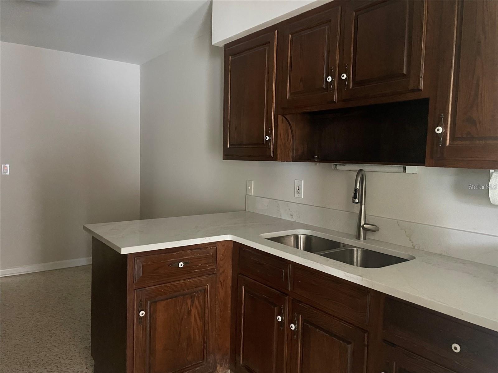 Image 9 of 27 For 1536 Illinois Road