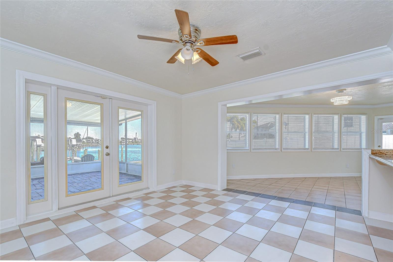 Listing photo id 8 for 6416 Lake Sunrise Drive