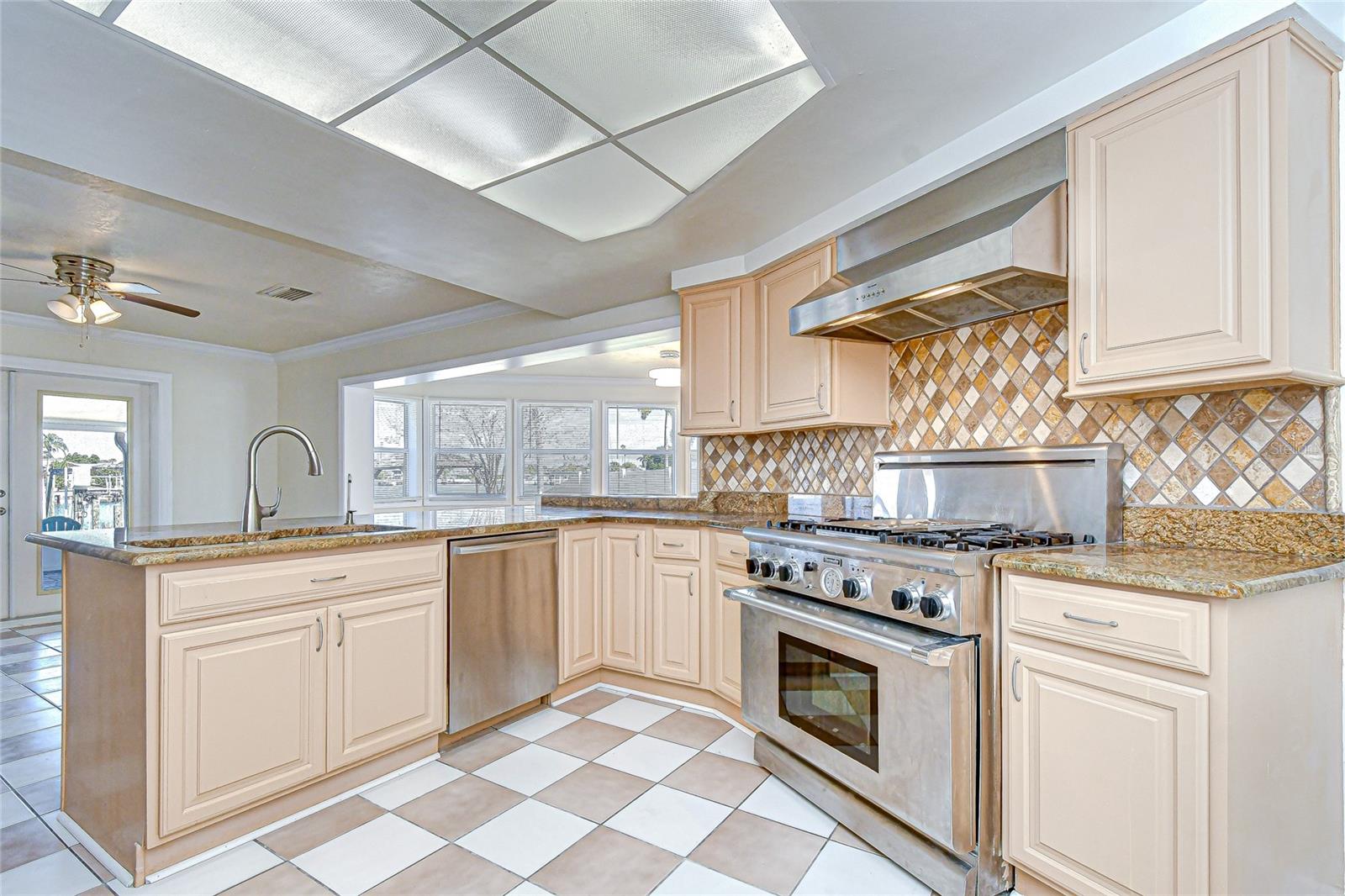 Listing photo id 11 for 6416 Lake Sunrise Drive