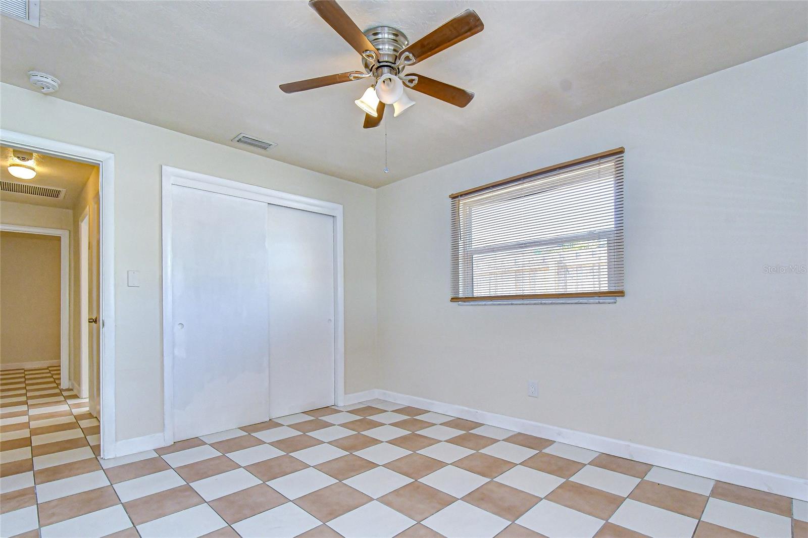 Listing photo id 17 for 6416 Lake Sunrise Drive