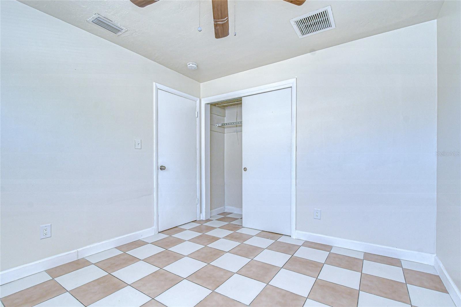 Listing photo id 18 for 6416 Lake Sunrise Drive