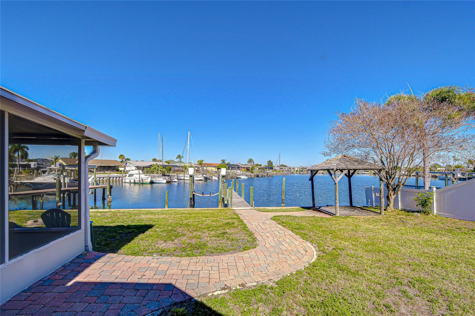 Listing photo id 22 for 6416 Lake Sunrise Drive
