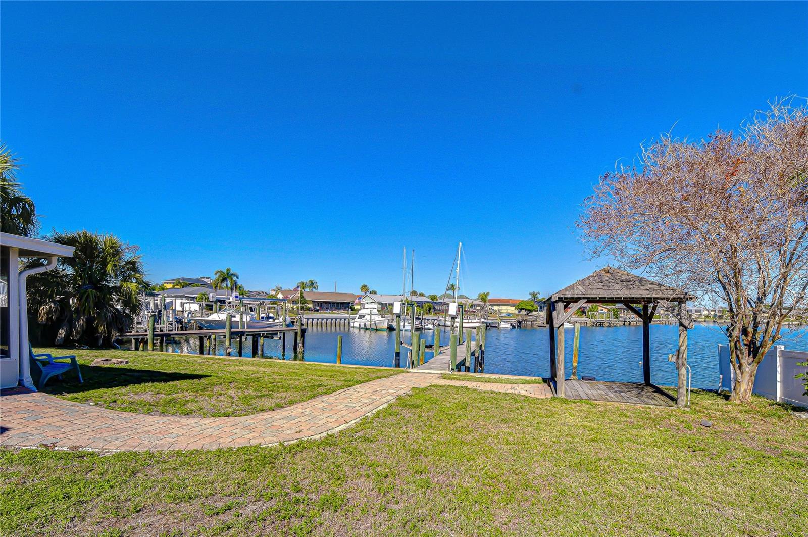 Listing photo id 23 for 6416 Lake Sunrise Drive