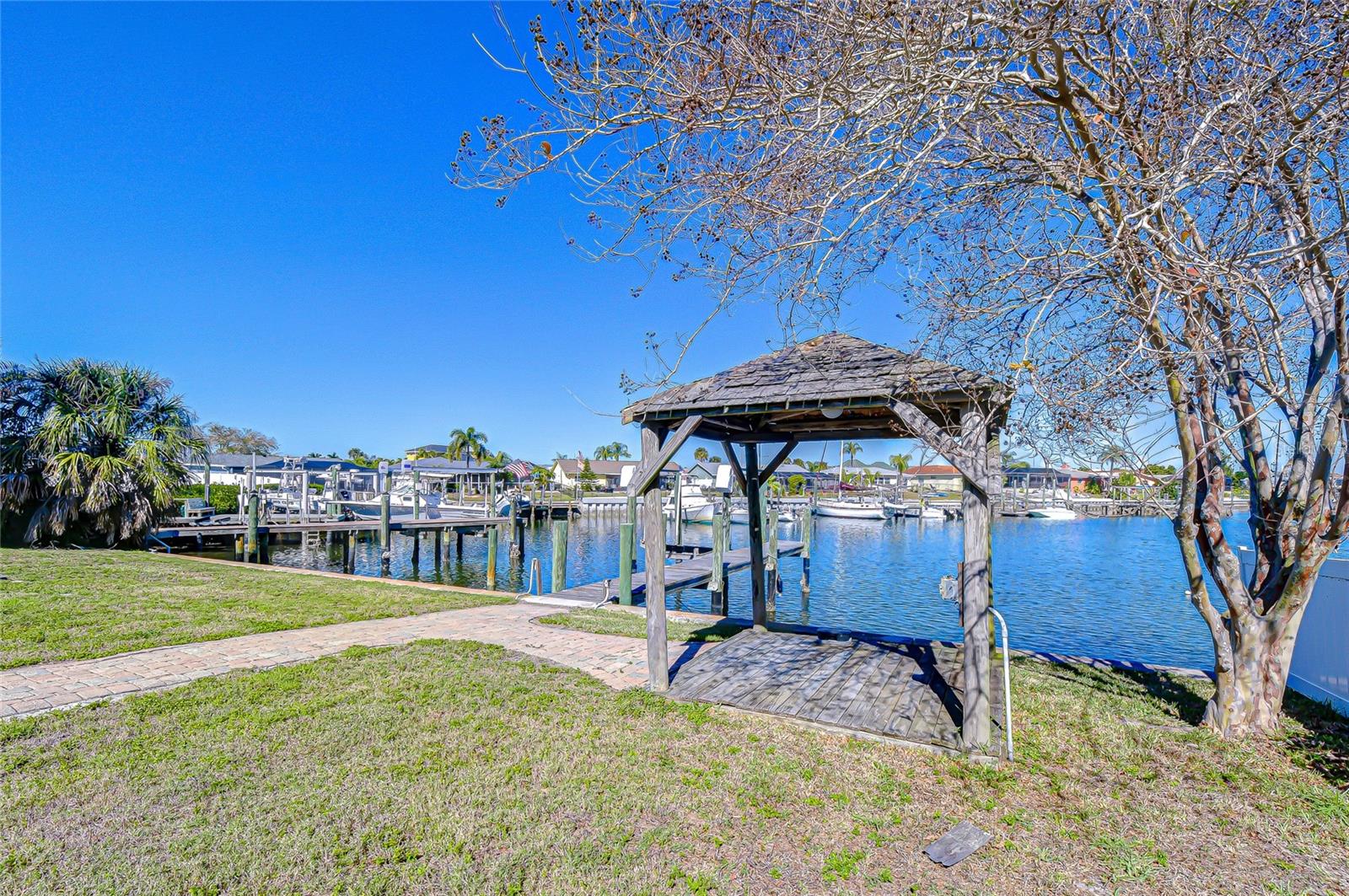 Listing photo id 1 for 6416 Lake Sunrise Drive