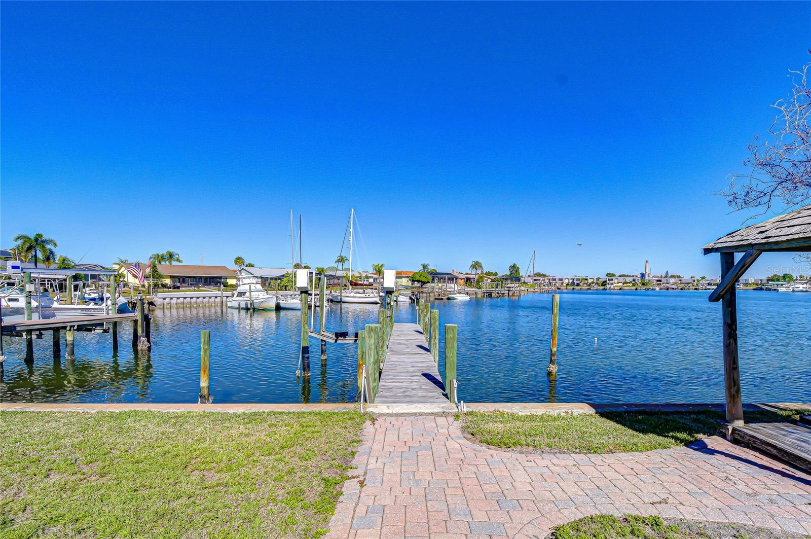 Listing photo id 2 for 6416 Lake Sunrise Drive