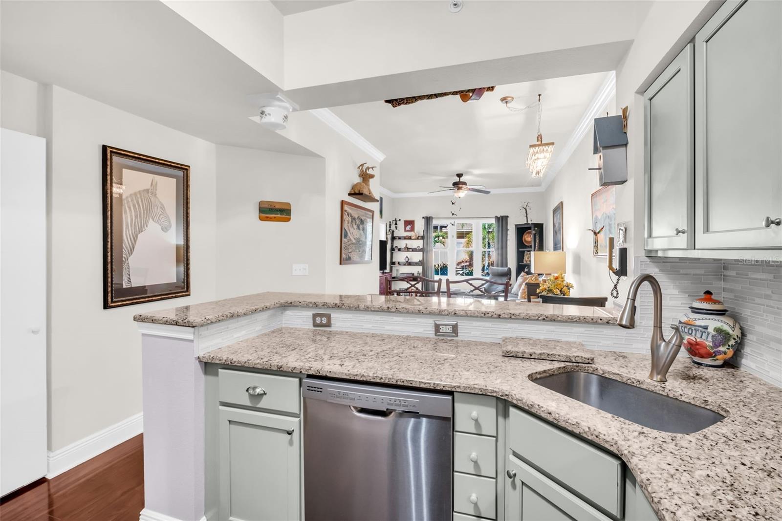 Image 7 of 48 For 100 4th Avenue S 213