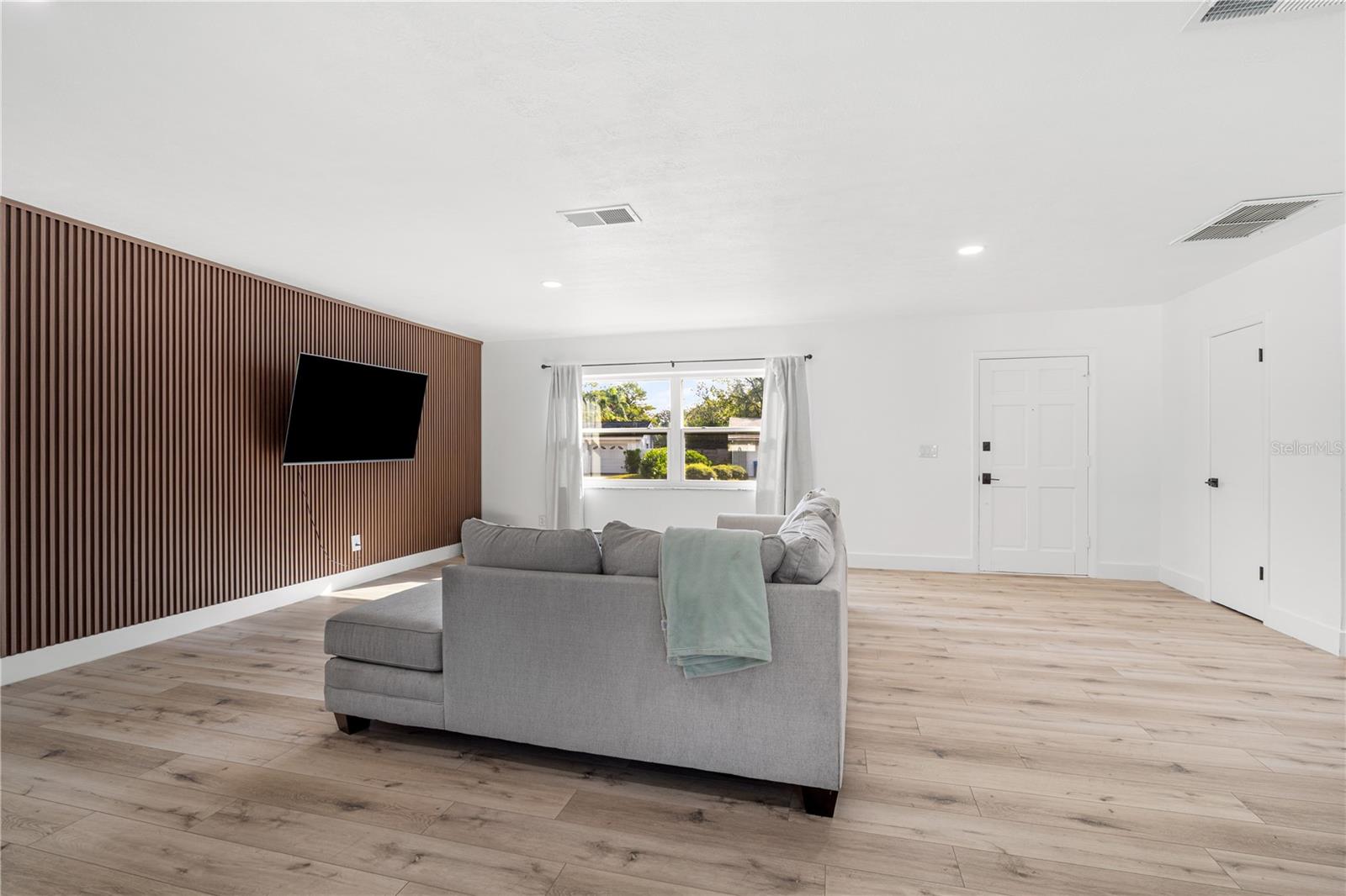 Image 6 of 37 For 3015 Saint Charles Dr Drive