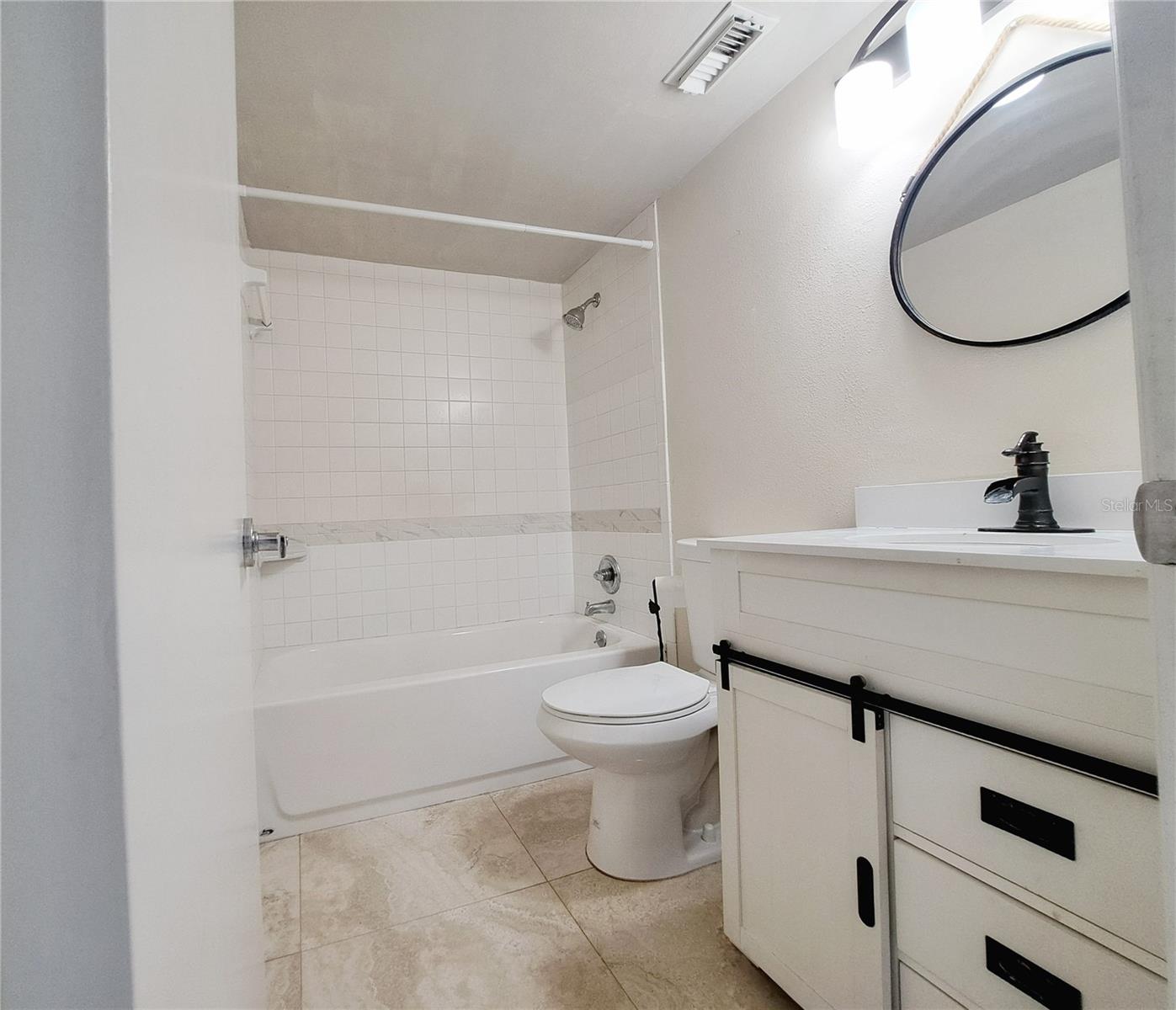 Image 17 of 23 For 201 Laurel Street 801