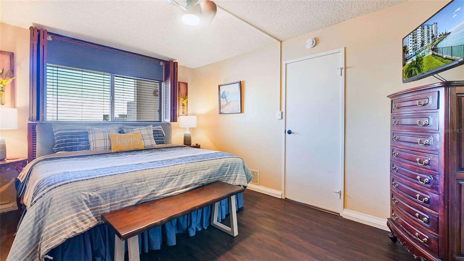 Image 12 of 26 For 7150 Sunset  903e