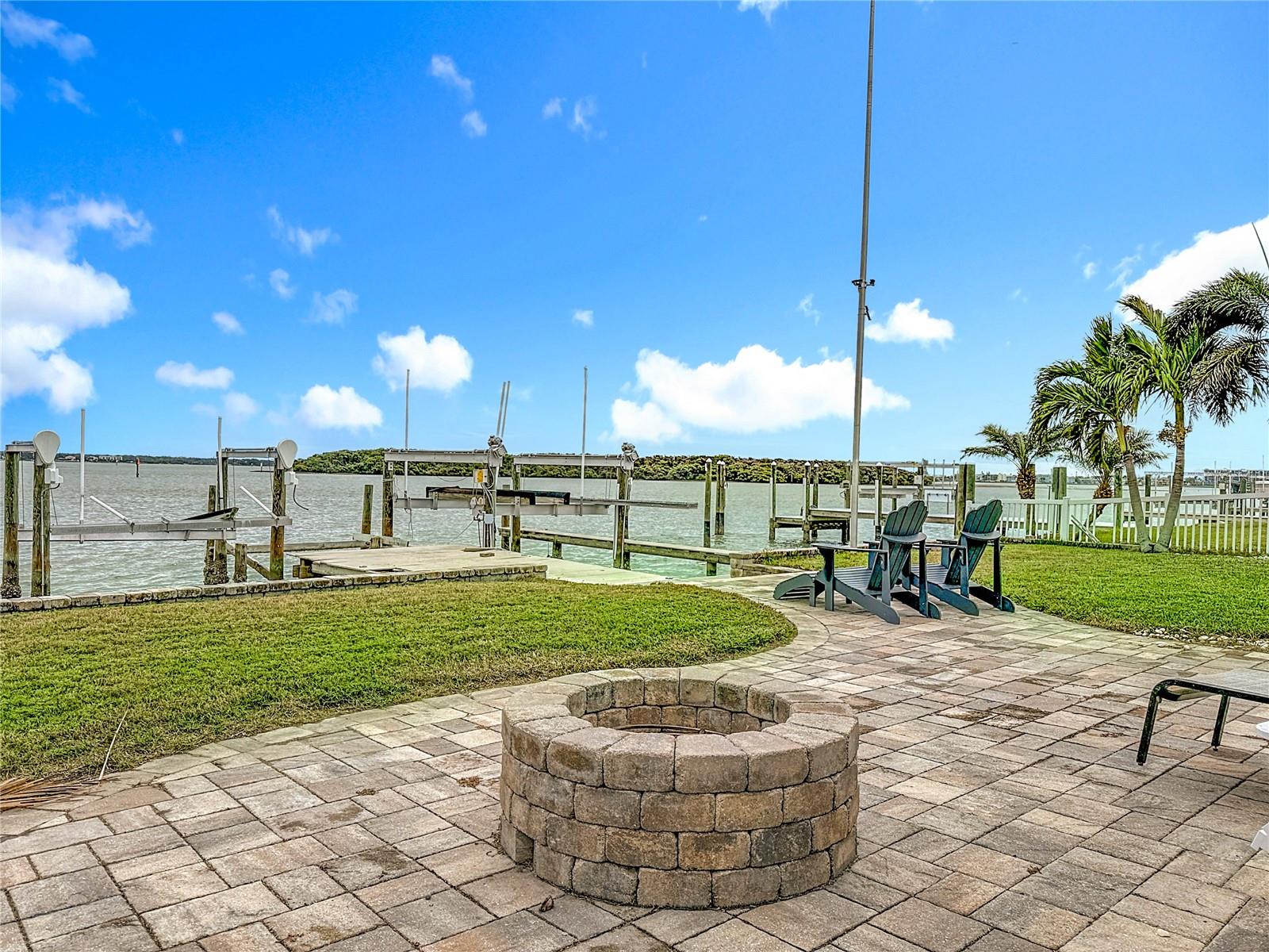 Listing photo id 9 for 533 Johns Pass Avenue