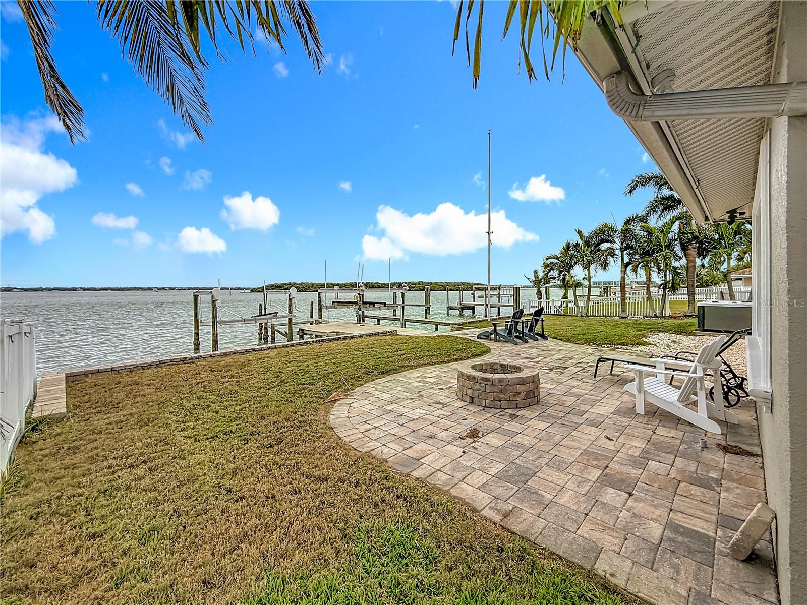 Listing photo id 10 for 533 Johns Pass Avenue