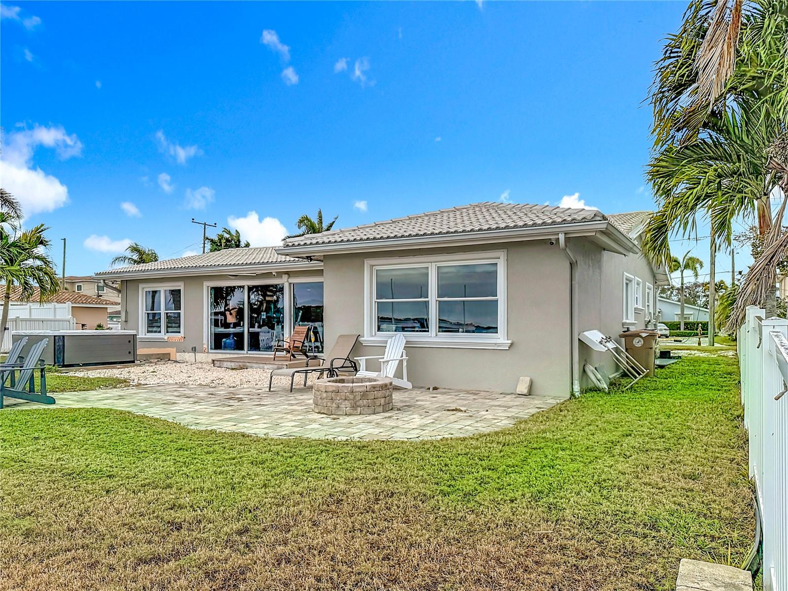 Listing photo id 11 for 533 Johns Pass Avenue