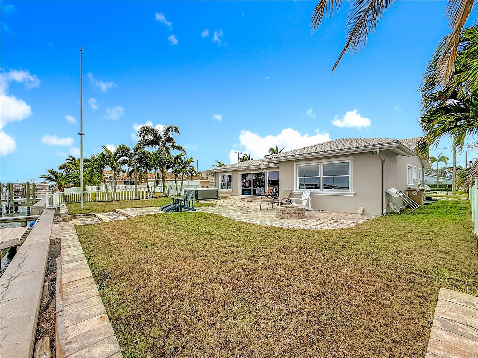 Listing photo id 12 for 533 Johns Pass Avenue