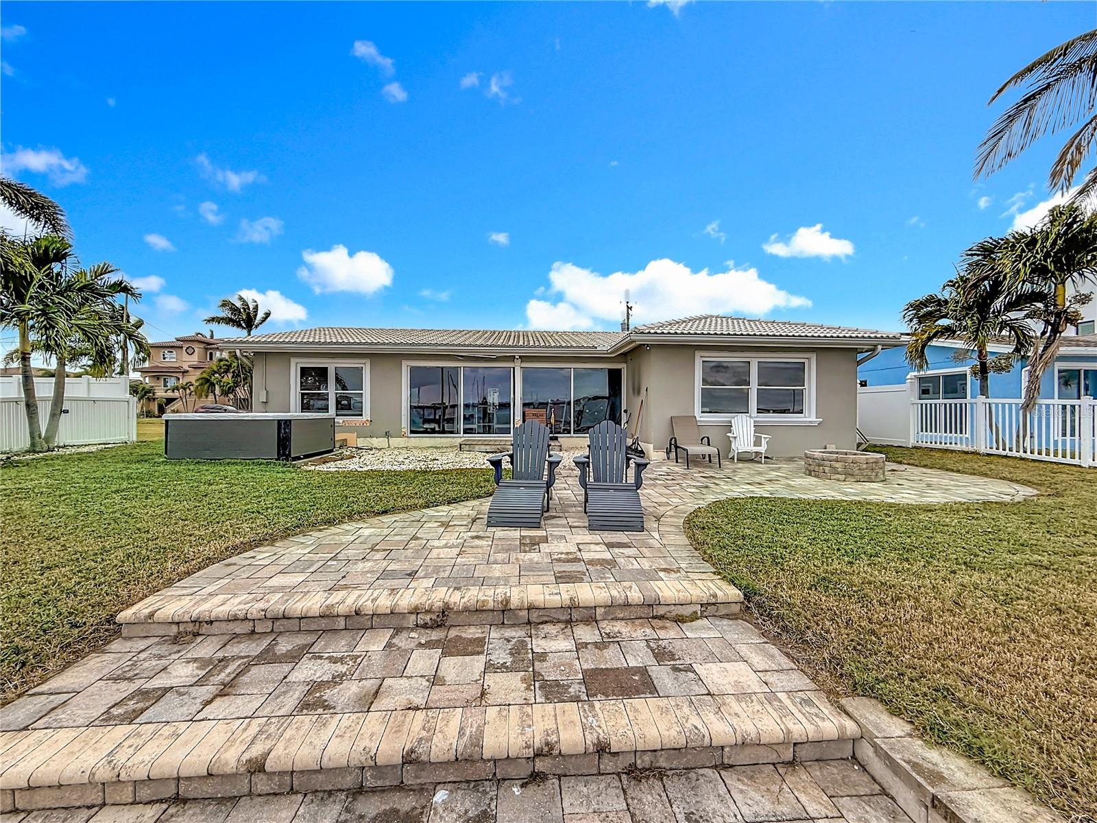Listing photo id 13 for 533 Johns Pass Avenue