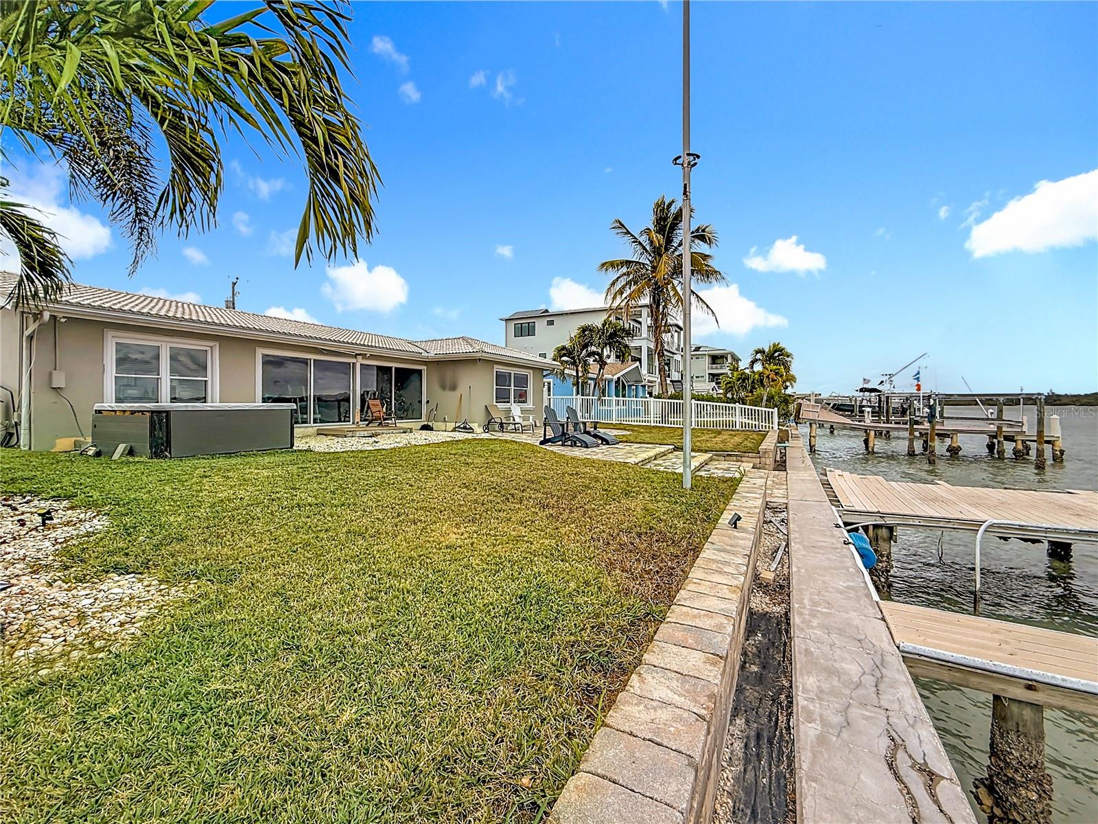 Listing photo id 15 for 533 Johns Pass Avenue