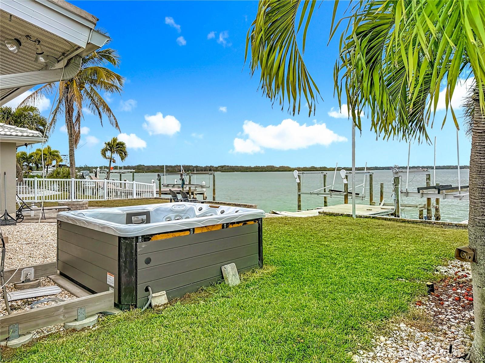 Listing photo id 16 for 533 Johns Pass Avenue