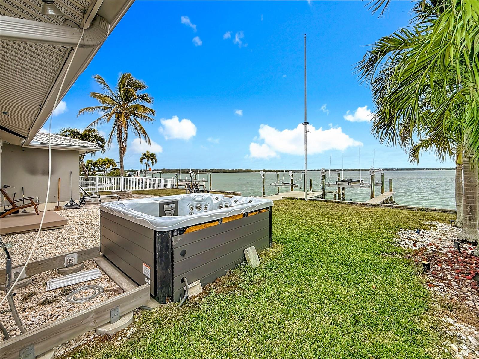 Listing photo id 17 for 533 Johns Pass Avenue