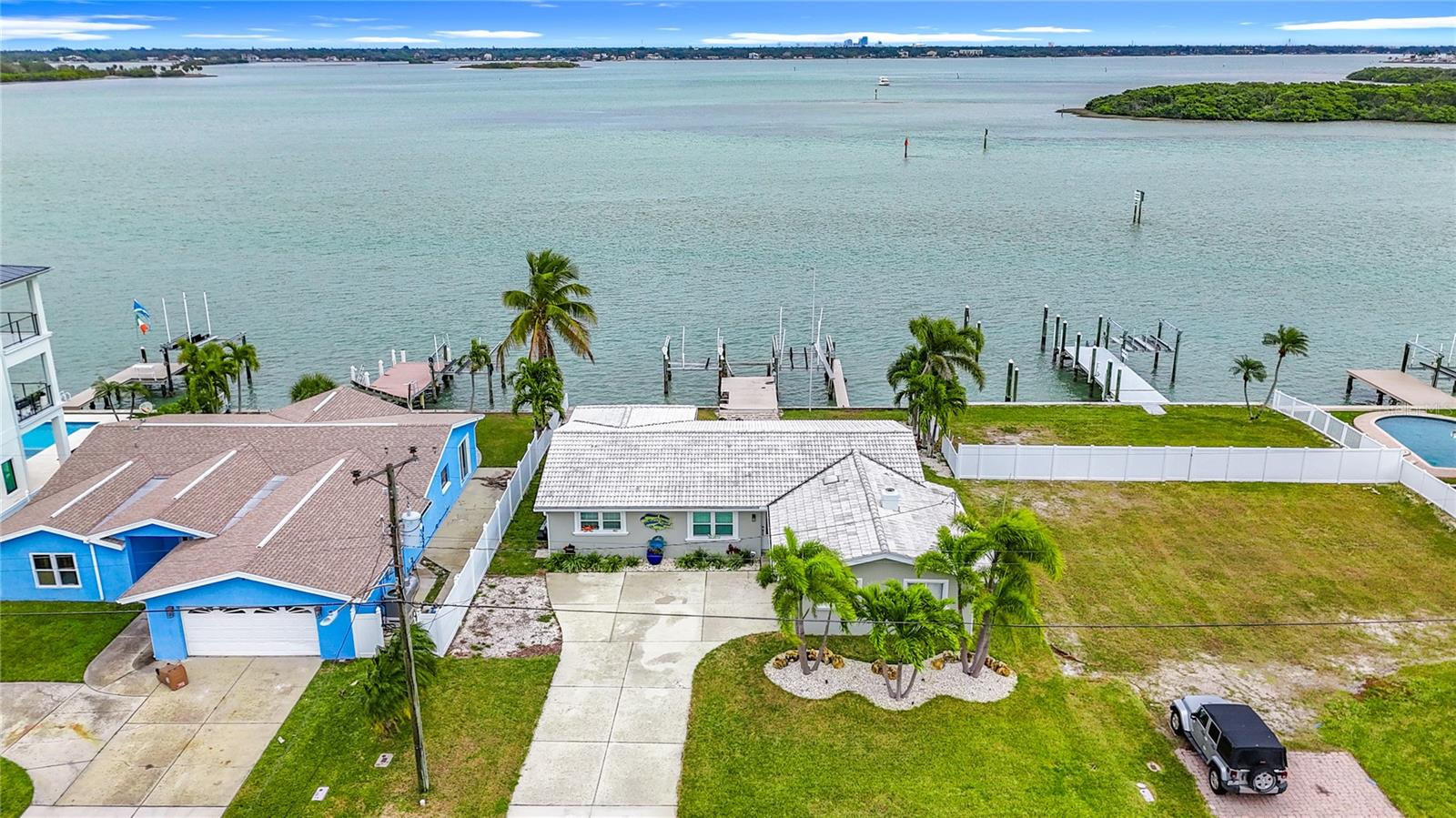 Listing photo id 0 for 533 Johns Pass Avenue