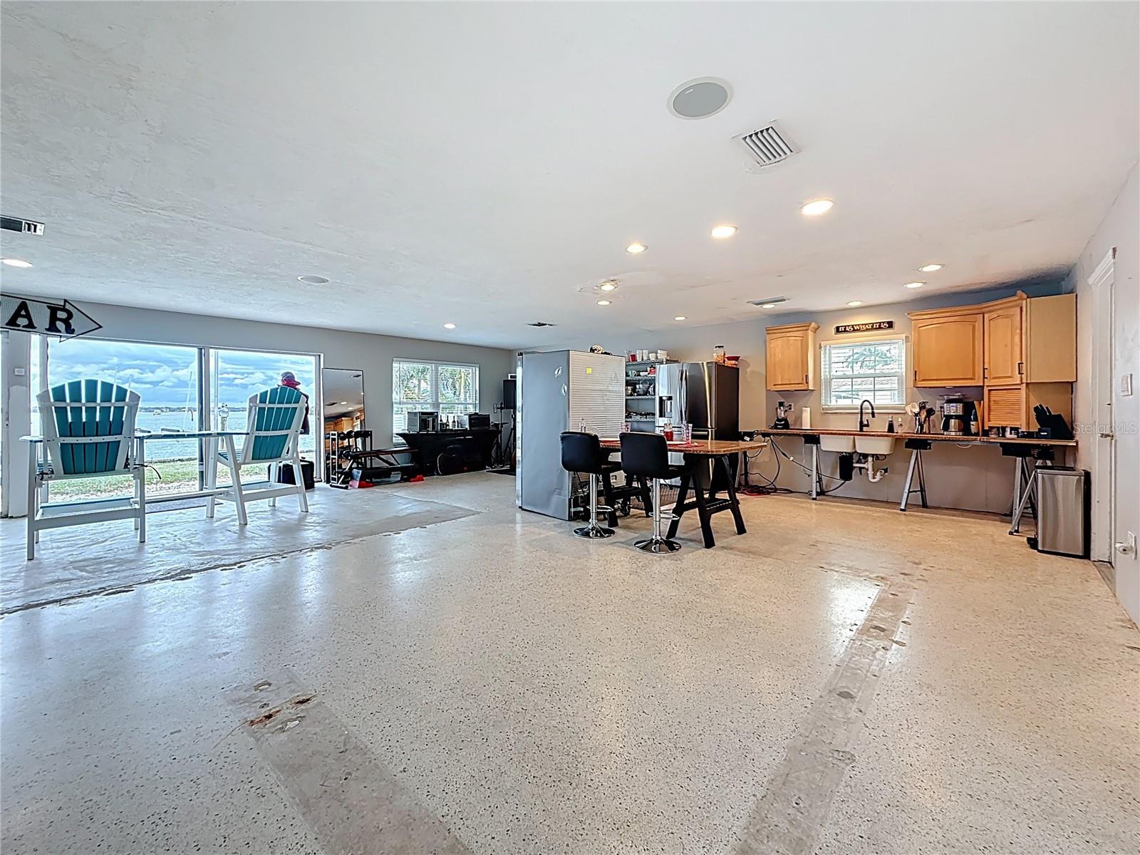 Listing photo id 24 for 533 Johns Pass Avenue