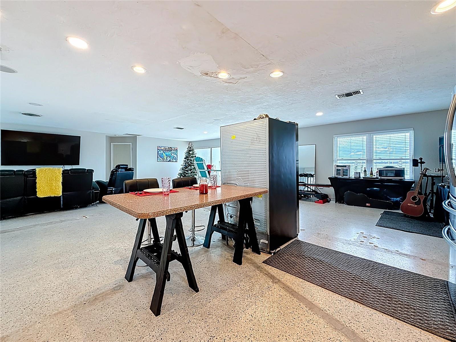 Listing photo id 27 for 533 Johns Pass Avenue