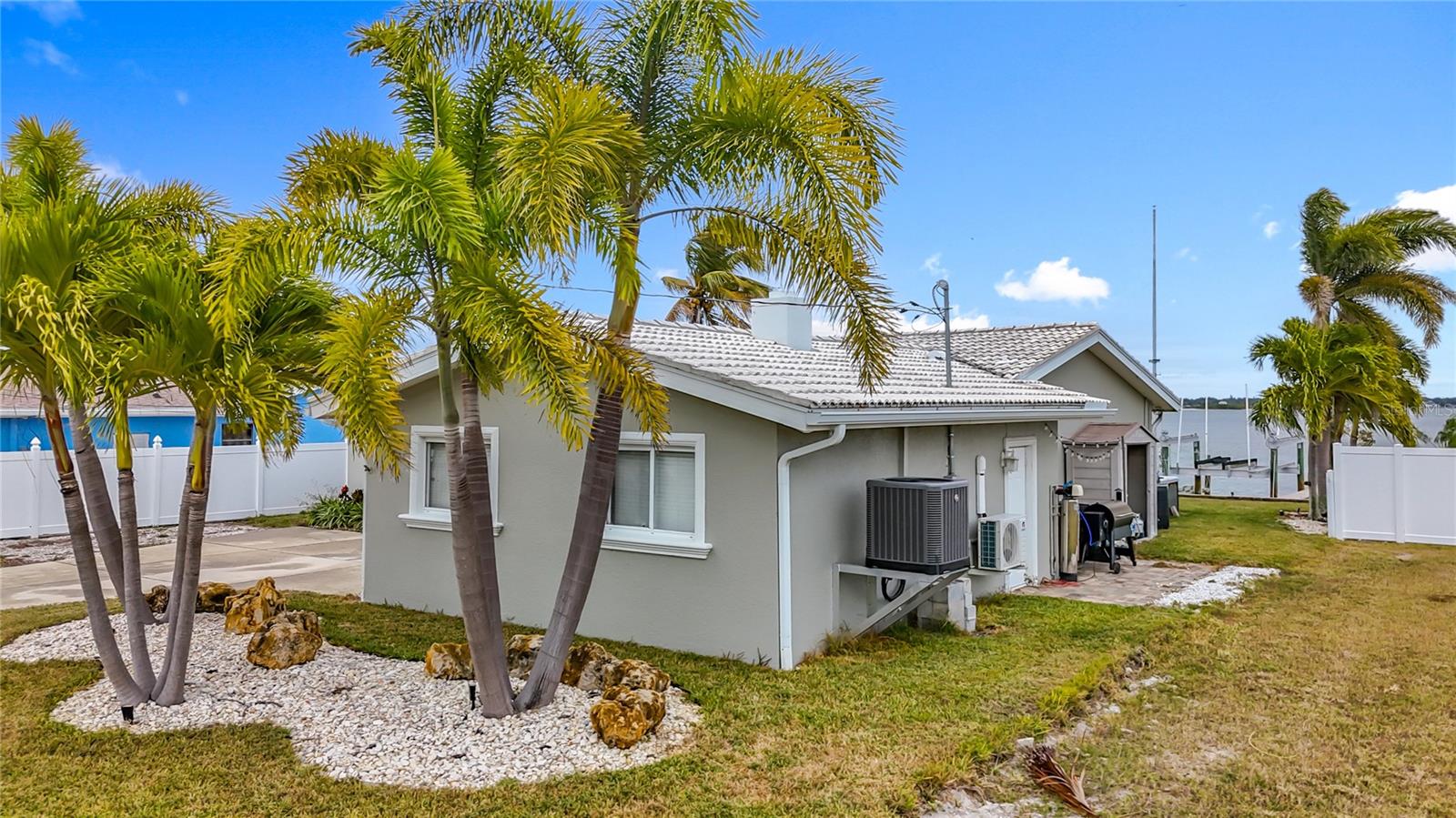 Listing photo id 1 for 533 Johns Pass Avenue