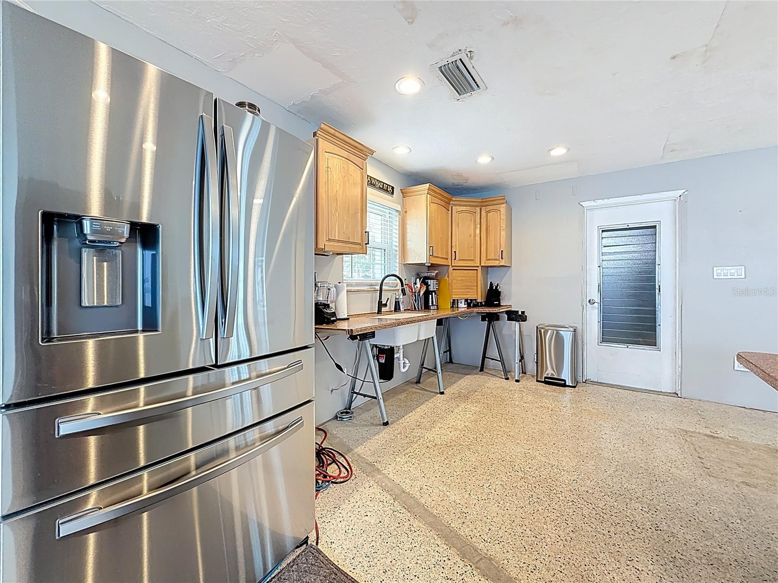 Listing photo id 29 for 533 Johns Pass Avenue