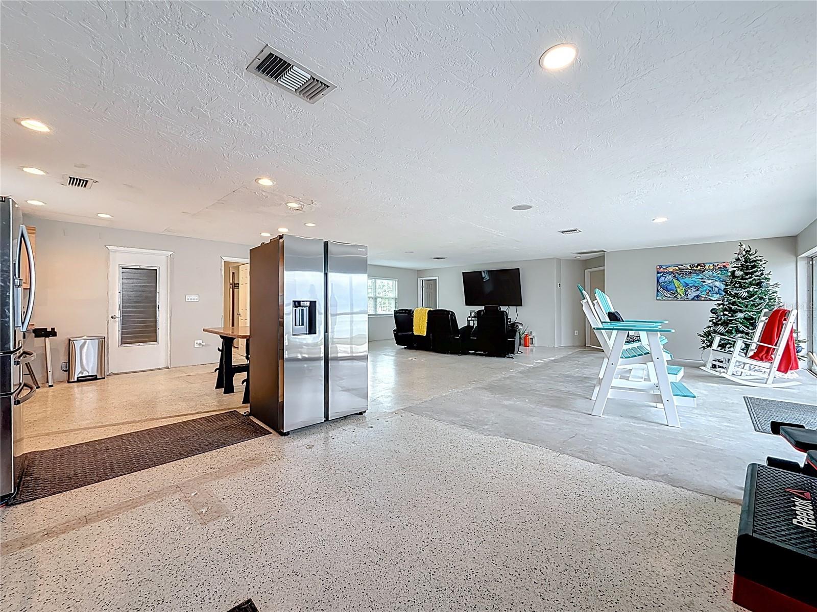 Listing photo id 30 for 533 Johns Pass Avenue