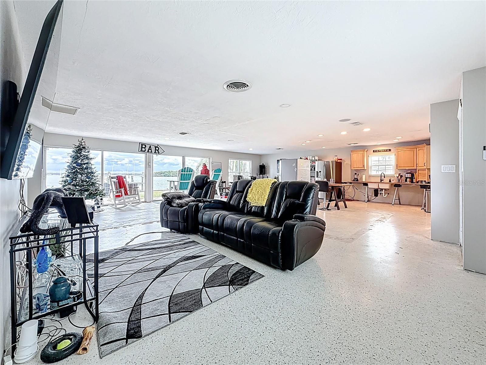 Listing photo id 31 for 533 Johns Pass Avenue