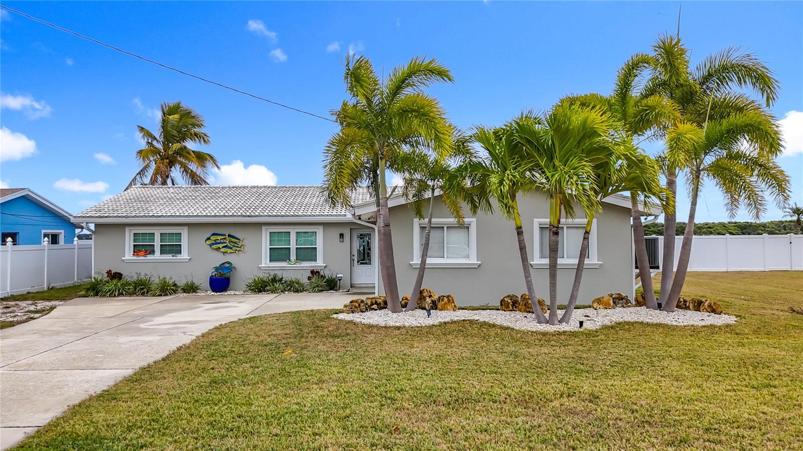 Listing photo id 2 for 533 Johns Pass Avenue