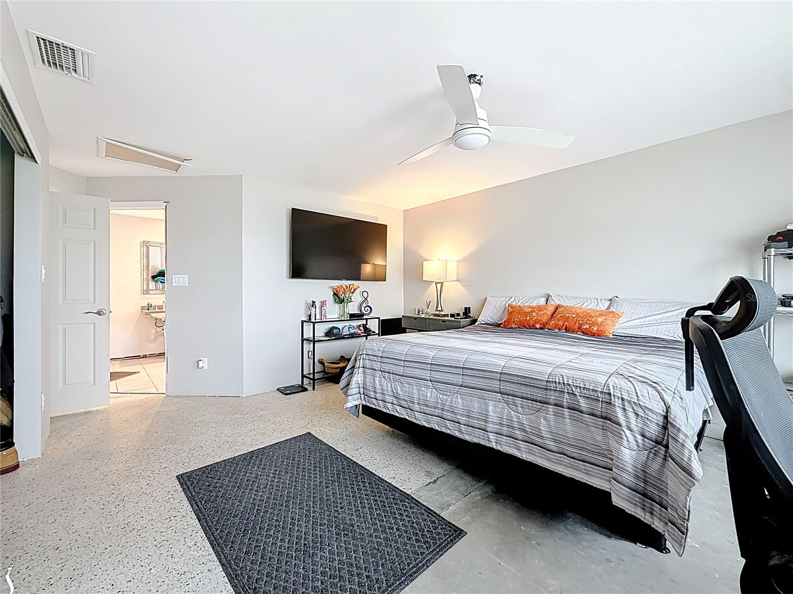 Listing photo id 41 for 533 Johns Pass Avenue