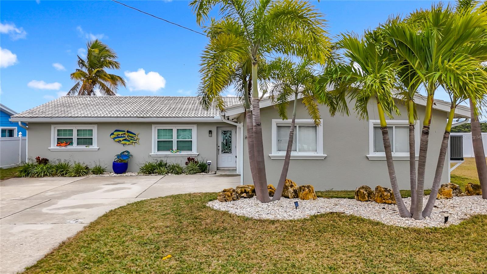 Listing photo id 3 for 533 Johns Pass Avenue