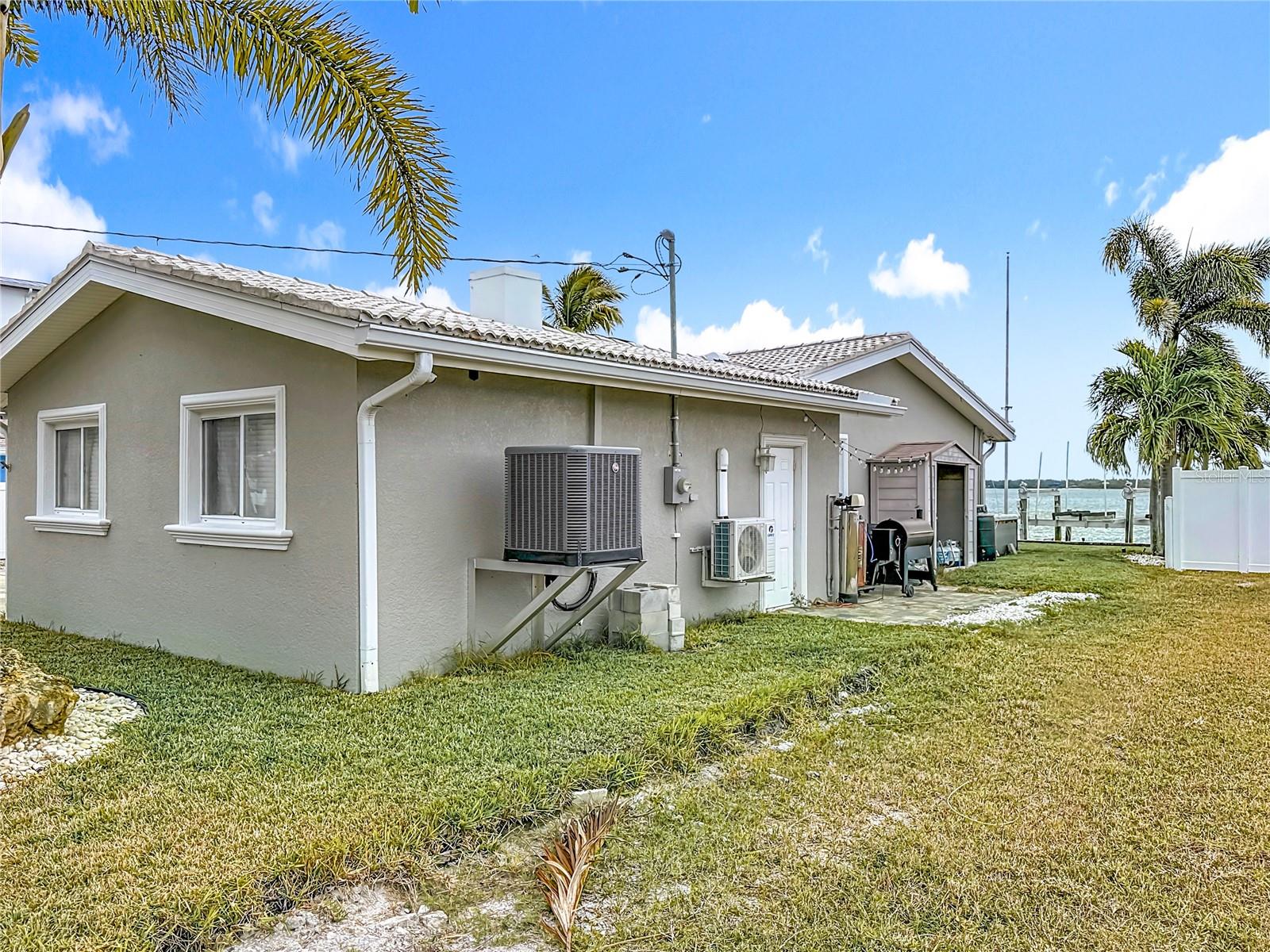 Listing photo id 6 for 533 Johns Pass Avenue