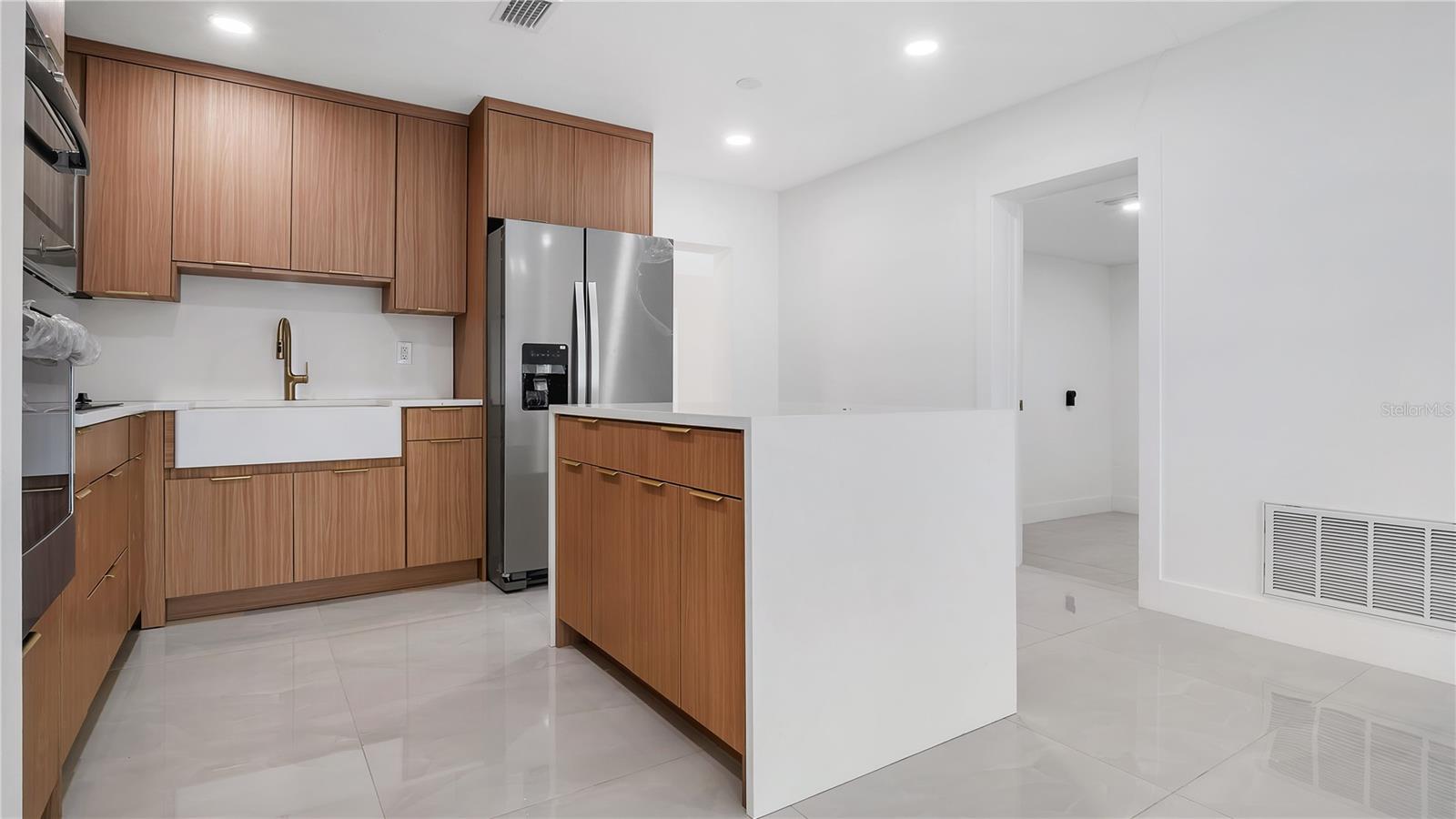 Image 18 of 65 For 8641 May Circle