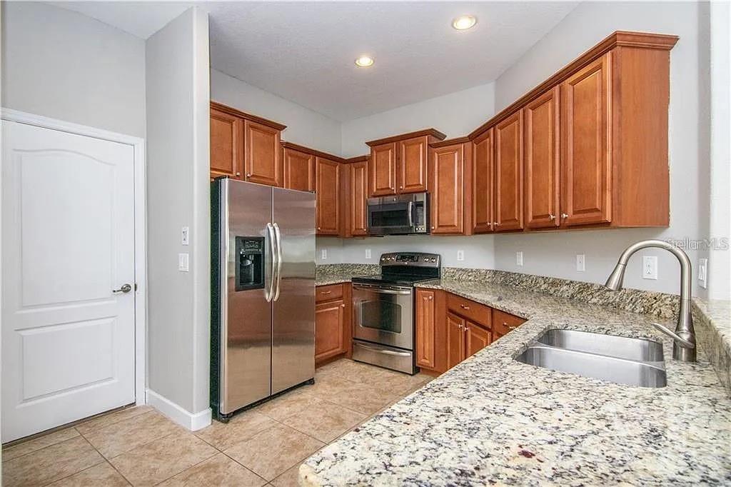 Listing photo id 11 for 10019 Newminster Loop