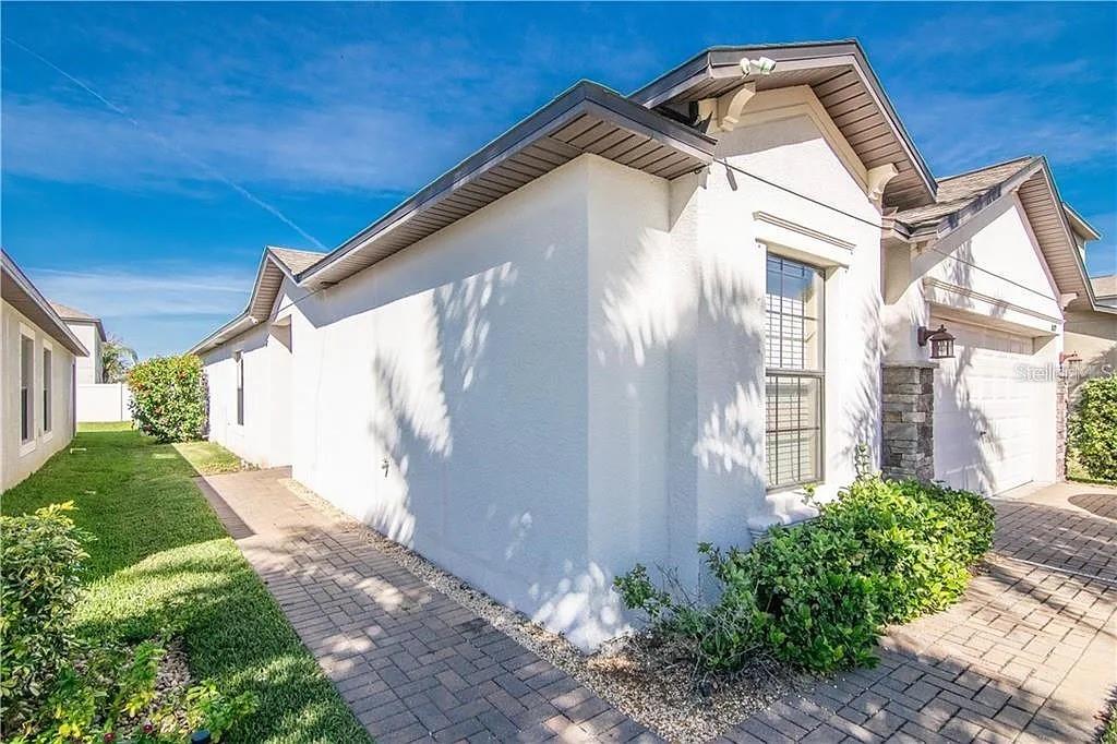 Listing photo id 5 for 10019 Newminster Loop