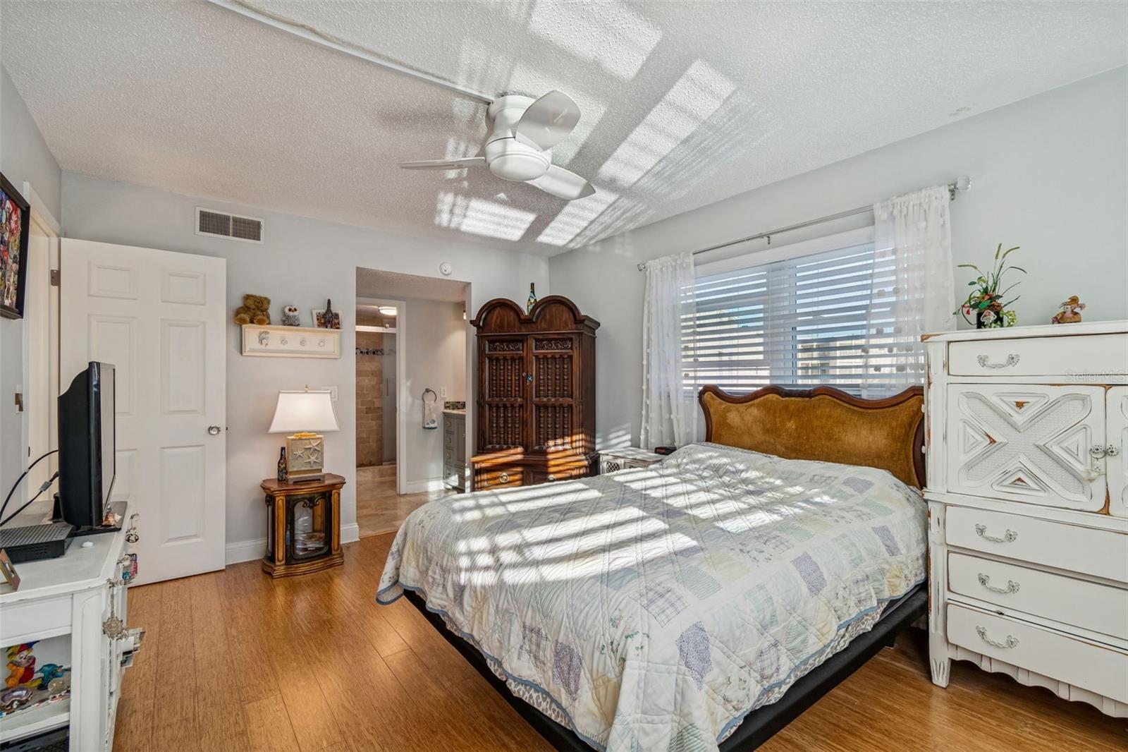 Image 12 of 39 For 946 Virginia Street 201